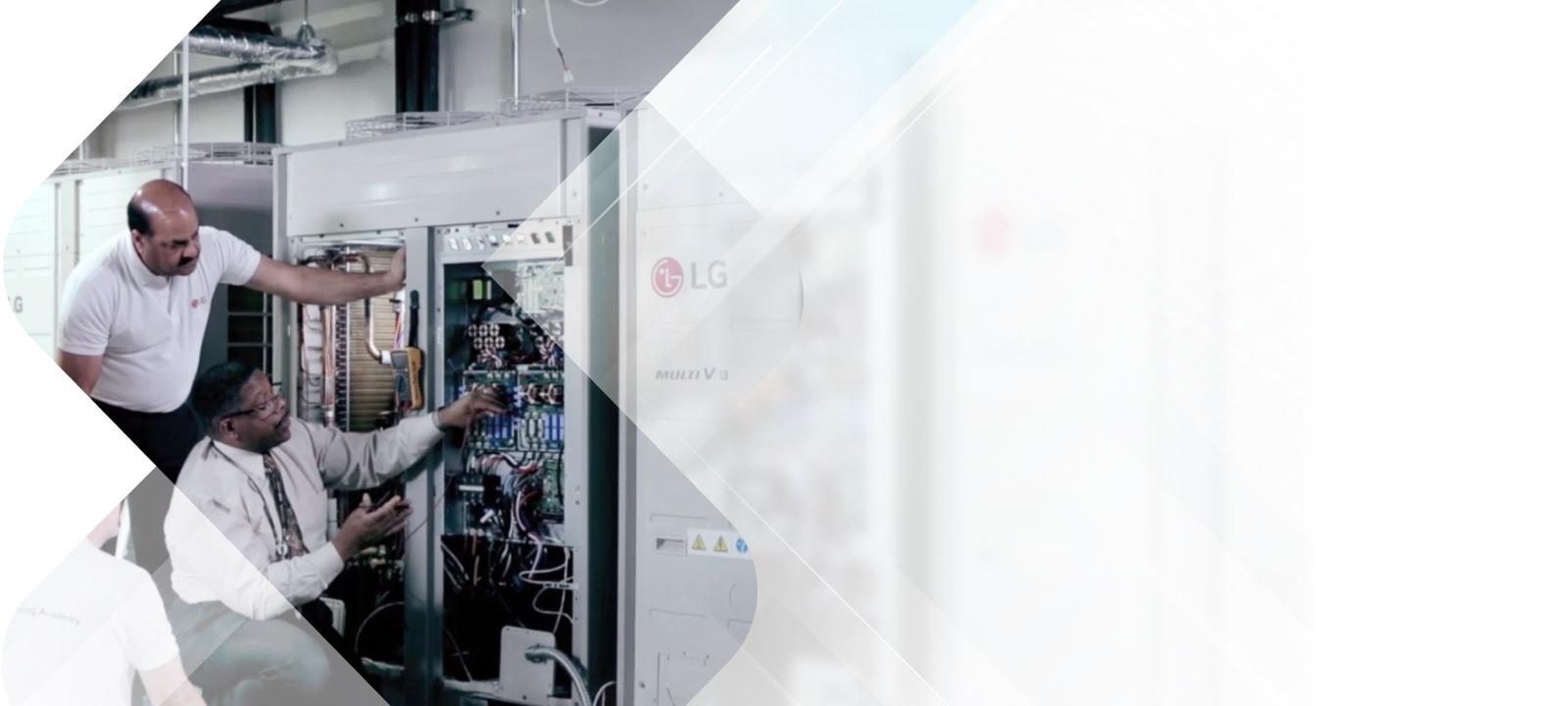 Certains experts inspectent l’une des machines LG MULTI V i installées près du mur, examinant en détail ses performances et composants clés.