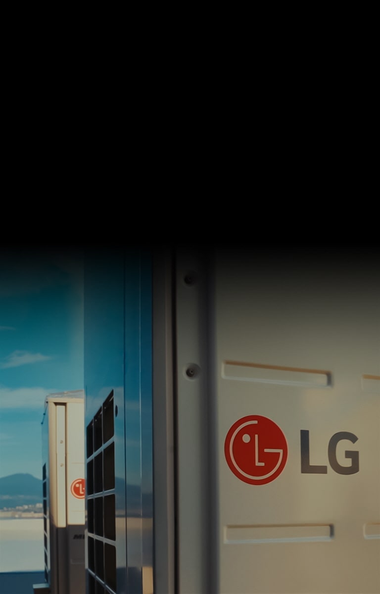 Plusieurs produits LG HVAC se trouvent sur le toit d’un gratte-ciel. Il y a une montagne derrière les produits.