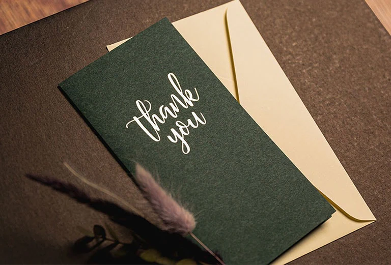 Carte de remerciement sur le coffret cadeau