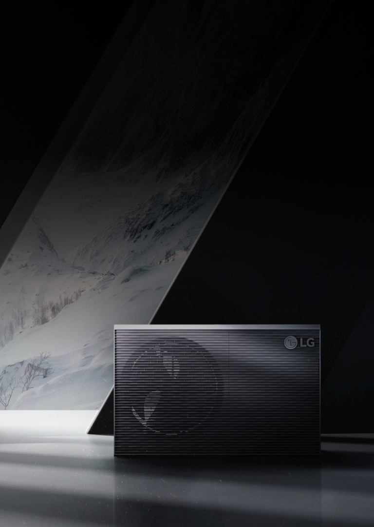 Une LG THERMA&nbsp;V de couleur noire est placée devant la montagne de neige à l’écran.
