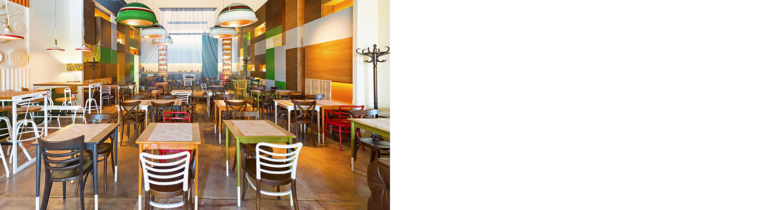 Image d’une aire de restauration dans un centre commercial avec la climatisation en marche.