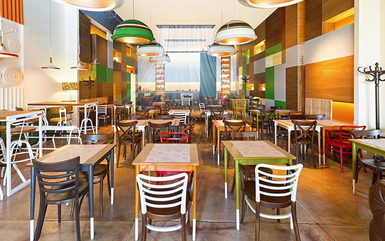 Image d’une aire de restauration dans un centre commercial avec la climatisation en marche.