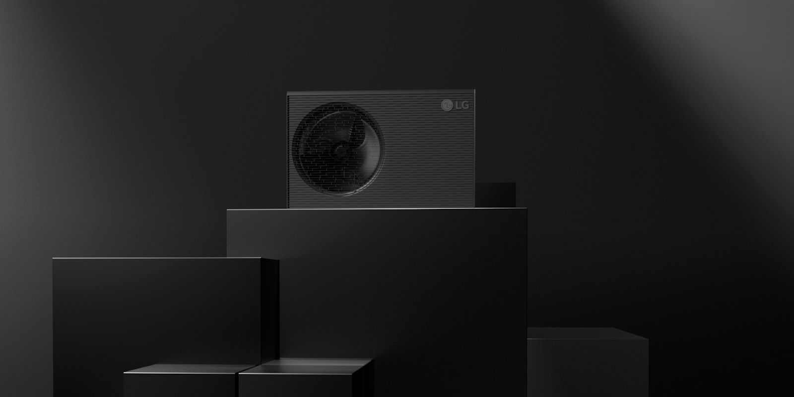 Une image en gros plan du R290 Monobloc avec le ventilateur en train de fonctionner installé sur la gauche. Sa couleur gris raffiné s’intègre harmonieusement à l’extérieur d’un bâtiment.