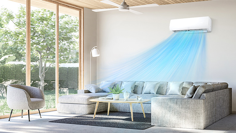 Le climatiseur fonctionne sur le mur du salon avec une grande fenêtre sur la gauche et l’air frais du climatiseur se diffuse.