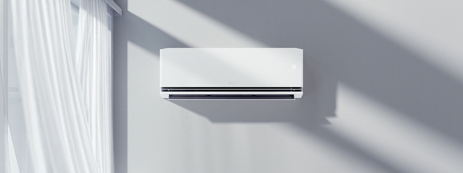 Vidéo panoramique d’un climatiseur LG fixé au mur pour montrer son design élégant et son affichage de température à 18&nbsp;°C.
