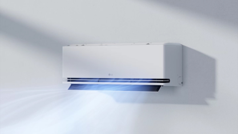 Un climatiseur LG émettant un flux d’air léger dans un salon moderne pour créer un environnement confortable.