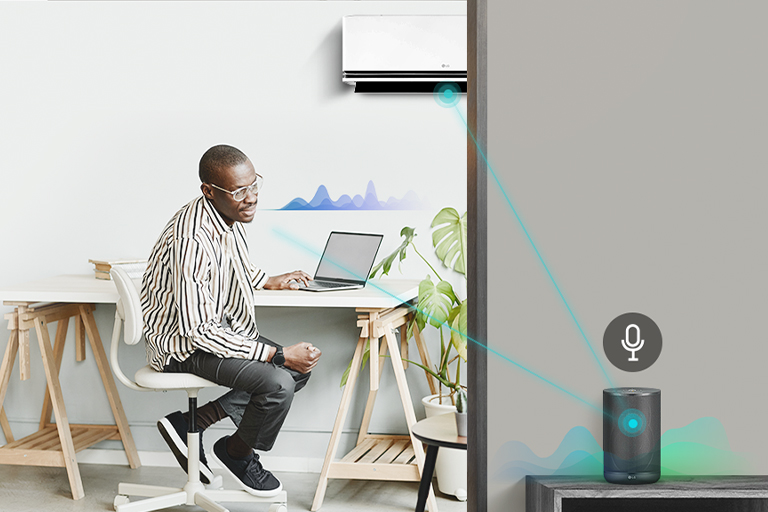 Homme au bureau à domicile avec le climatiseur LG connecté à une enceinte IA pour le contrôle vocal.