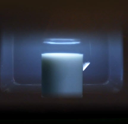 L’animation présente le LG Neochef™ avec la lampe LED interne allumée.