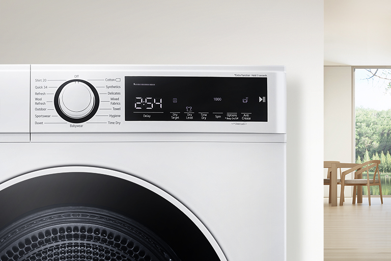 Dans le fond intérieur, le panneau du sèche-linge est agrandi.