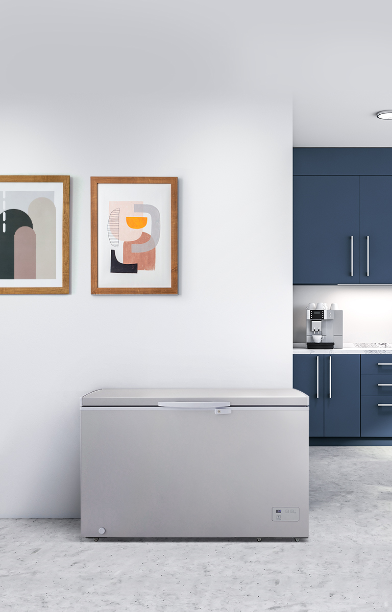 Un réfrigérateur dans un intérieur moderne