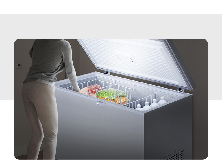 Lorsqu’il fait sombre, vous pouvez ouvrir la porte du réfrigérateur et voir son intérieur lumineux grâce à la lumière émise par la LED située sur la porte