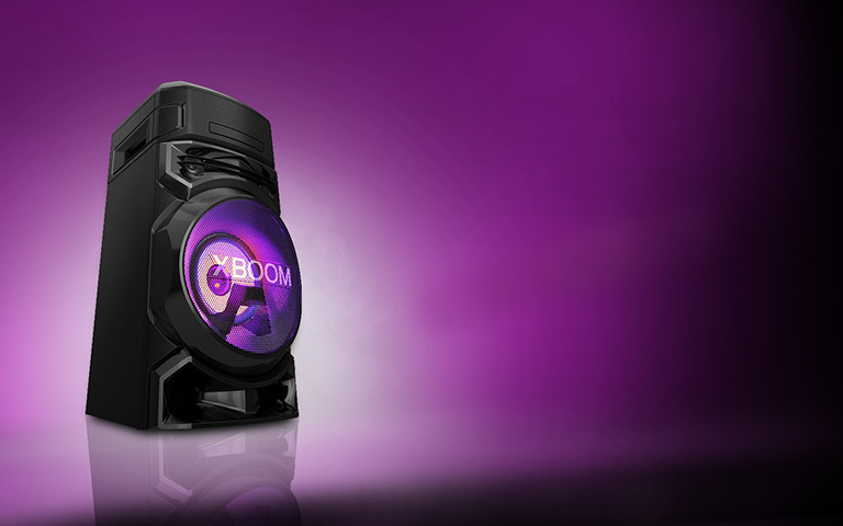 Vue en contreplongée du côté gauche de l’enceinte LG XBOOM sur fond violet.  L’éclairage de l’enceinte XBOOM est également violet.