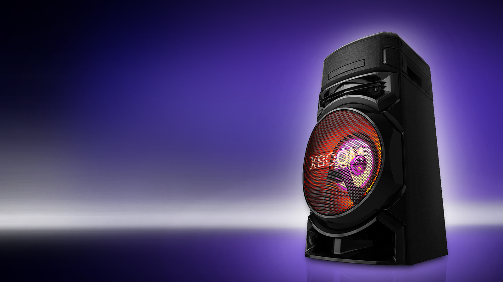 Vue en contreplongée du côté droit de l’enceinte LG XBOOM sur fond violet.  L’éclairage de l’enceinte XBOOM est rouge.