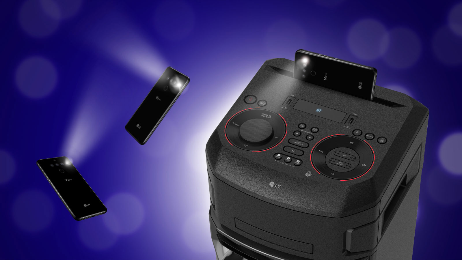 Vue rapprochée du dessus de l’enceinte LG XBOOM. Deux smartphones avec le flash allumé flottent autour de l’enceinte