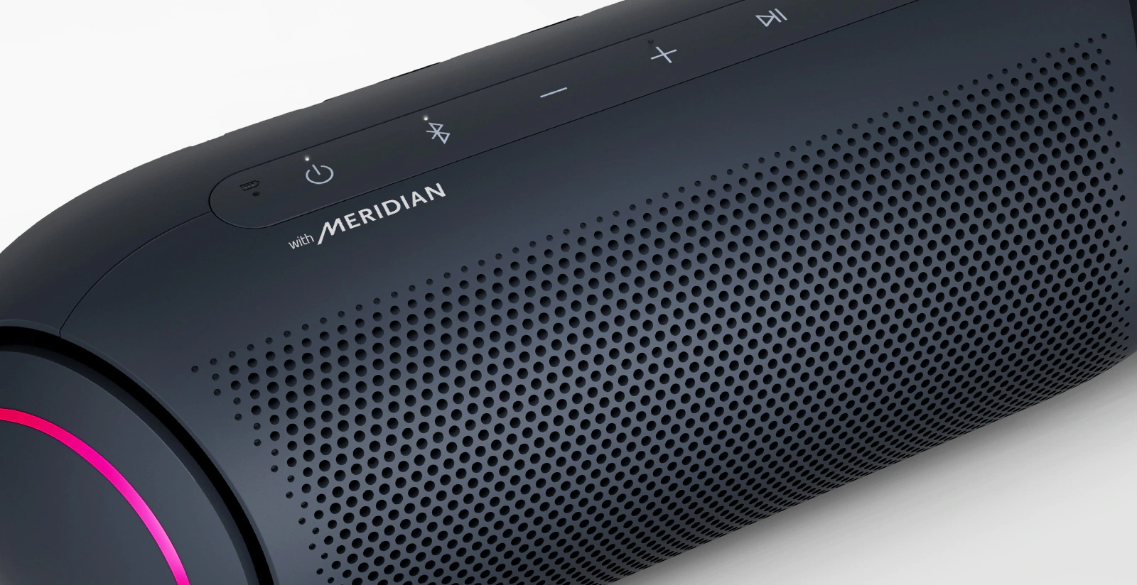 Sur un fond blanc, il y a un gros plan du logo de LG XBOOM Go Meridian avec un éclairage magenta. 