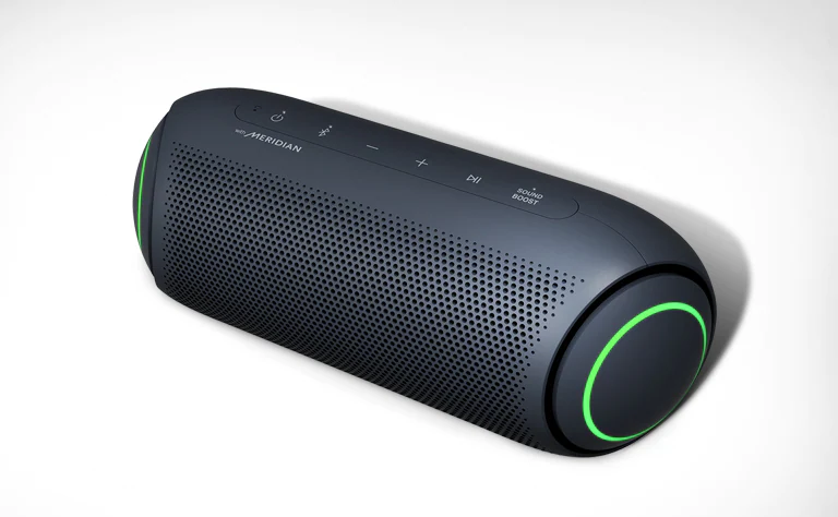 Sur un fond blanc, une vue diagonale de haut en bas de l'avant du LG XBOOM Go avec un éclairage vert.