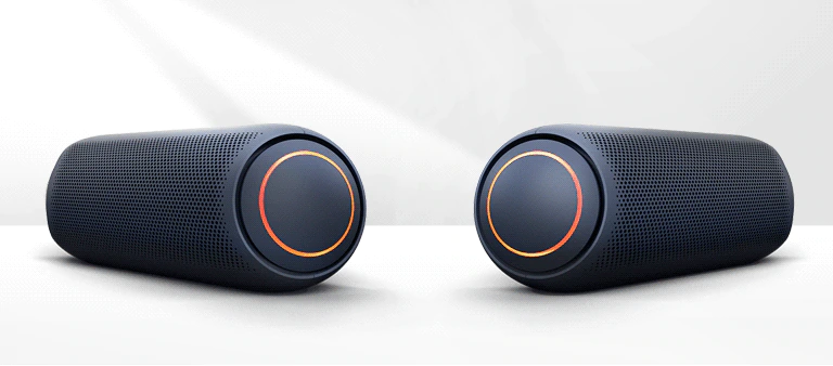 Sur un fond blanc, deux XBOOM Go's pointent l'un vers l'autre. Ils sont tous deux éclairés en rouge. 