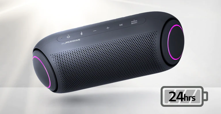 Le LG XBOOM Go est incliné vers la gauche et flotte dans l'air. L'éclairage du boomer est magenta. 