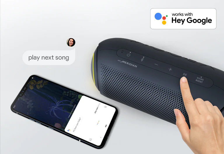 Une main appuie sur un bouton du LG XBOOM Go. Un smartphone est à côté. Il y a une bulle de parole. Le logo de Google se trouve en haut à droite.