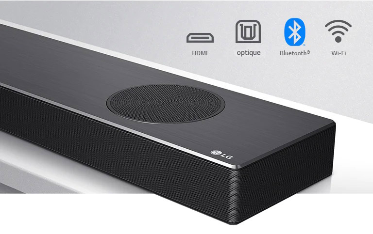 Gros plan sur la barre de son LG, à droite, avec le logo LG dans le coin inférieur droit. Les icônes de connectivité sont indiquées au-dessus du produit.