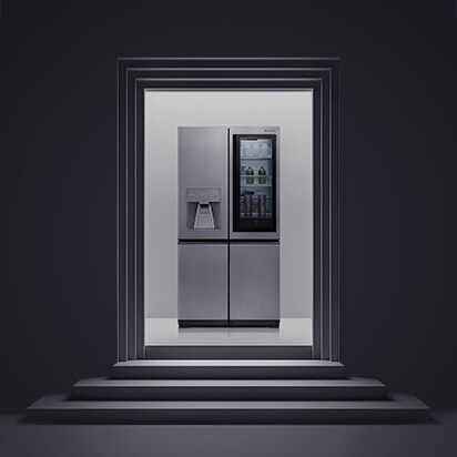 Une photographie noire avec le réfrigérateur LG SIGNATURE dans l'escalier artistique.