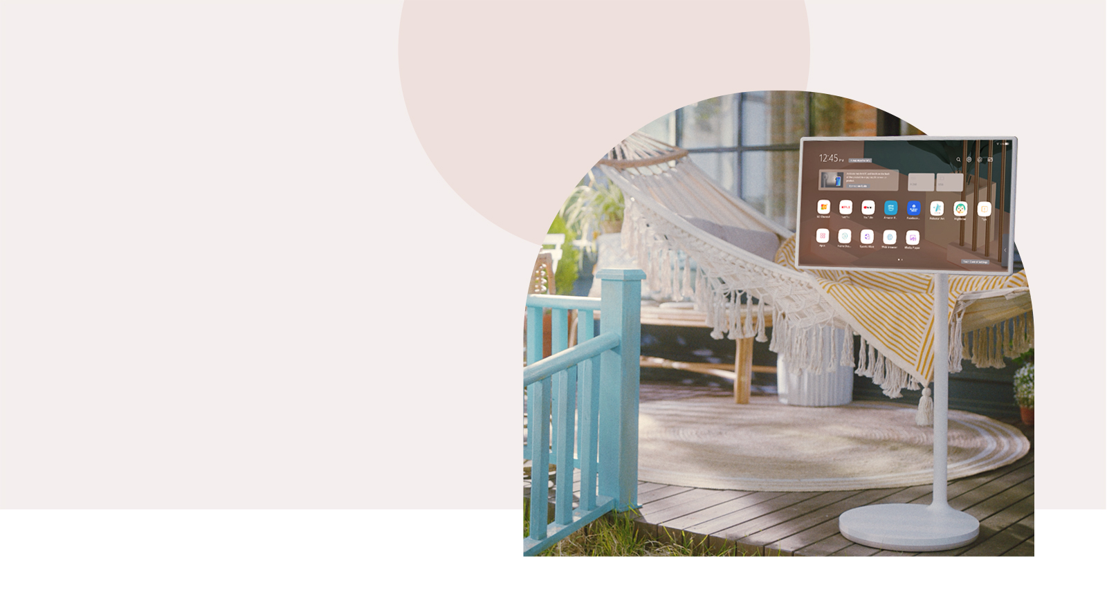 La télévision est placée devant le hamac de la terrasse. L’image est recadrée en forme d’arche.