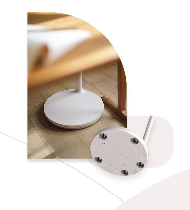 L’image de gauche montre la partie inférieure du pied du téléviseur placé sous un bureau et l’autre image montre en gros plan les cinq roulettes situées sous le pied du téléviseur.