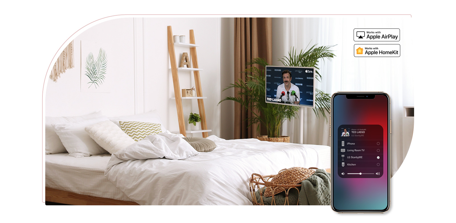 Un téléviseur est placé dans une chambre confortable et l’écran affiche une émission de télévision – TED LASSO. Sur la même image, un appareil mobile affiche l’interface utilisateur AirPlay sur son écran. Le logo Apple AirPlay et le logo Apple HomeKit sont placés dans le coin supérieur droit de l’image.