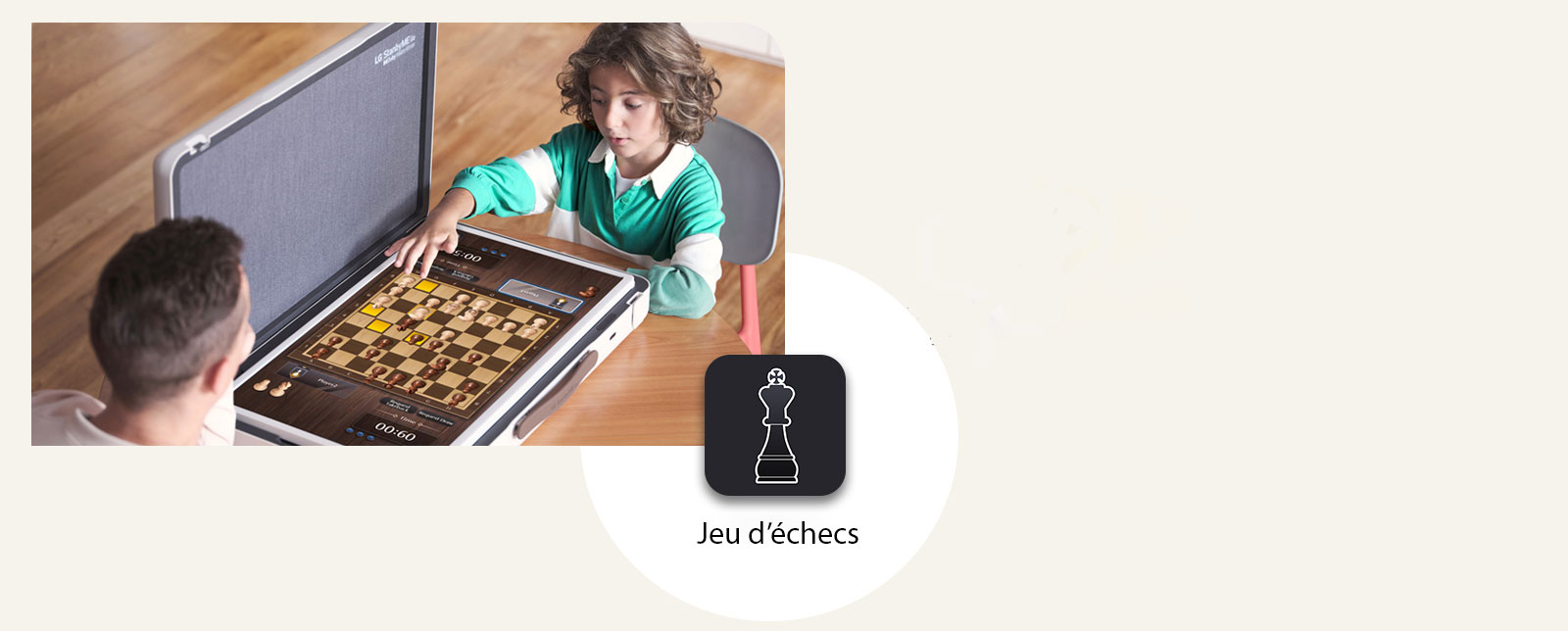 Un père et son fils jouent aux échecs via le LG StanbyME Go. Au milieu de l’image, une icône de jeu d’échecs est affichée.