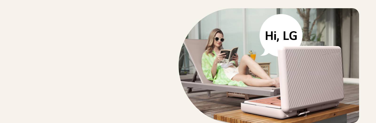 Vue arrière du LG StanbyME Go, placé juste en face de la table du patio. Une femme se détend sur une chaise de plage, et contrôle l’écran avec la voix. Pour illustrer cela, une bulle avec le texte Hi, LG (Salut, LG) est affichée à sa droite.