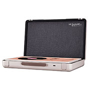 LG TV LG StandbyME Go | 2023, Vue de côté à 45 degrés du mode Table qui affiche un skin musical de platine effet corail , 27LX5QKNA, thumbnail 5