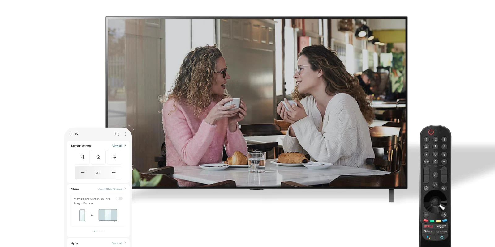 L’image montre deux femmes discutant autour d’un café. Un smartphone se trouve à côté de la femme de gauche et une télécommande à côté de la femme de droite.