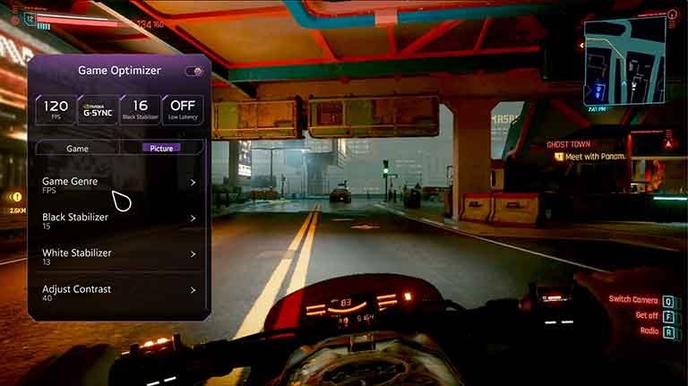 Vue POV d’un homme dans un jeu conduisant une moto. La fenêtre contextuelle du Game Optimizer se trouve sur le côté gauche et la souris clique sur le genre de jeu et change le genre de jeu en RPG.