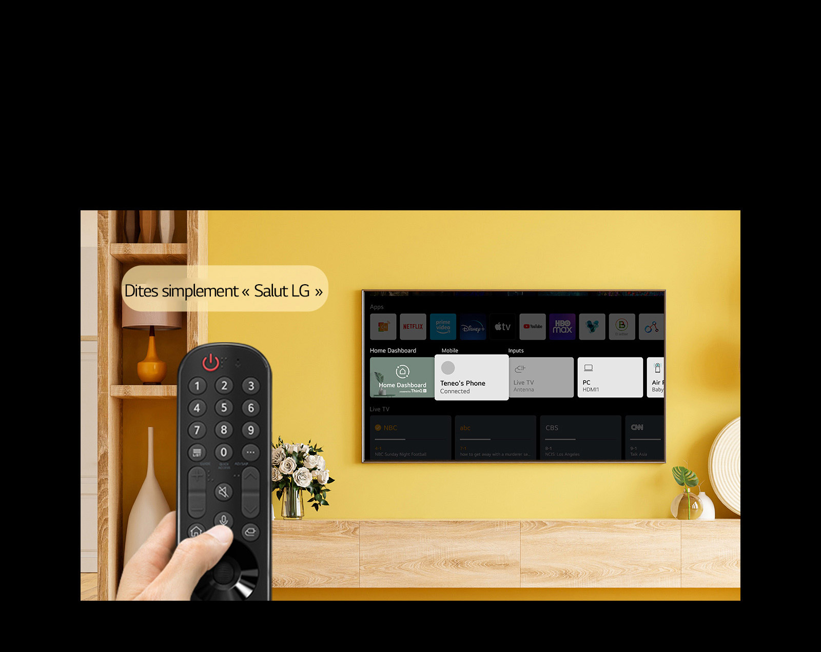 Une personne tient une télécommande devant l’écran du téléviseur. Dans une bulle de dialogue, il est écrit «&nbsp;Dites simplement Salut LG&nbsp;».