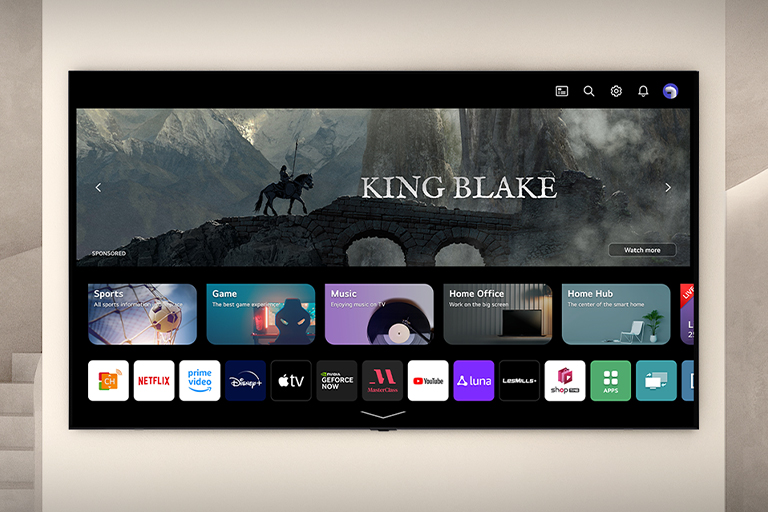 Un téléviseur avec écran LG webOS est fixé au mur.
