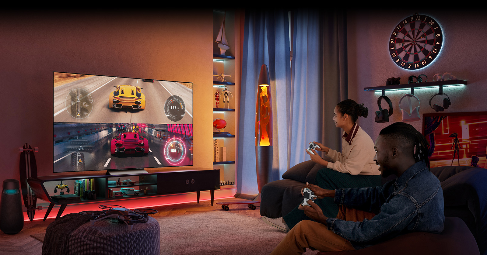 Un homme et une femme sont assis sur un canapé et s’amusent en jouant ensemble à un jeu de course sur le téléviseur.