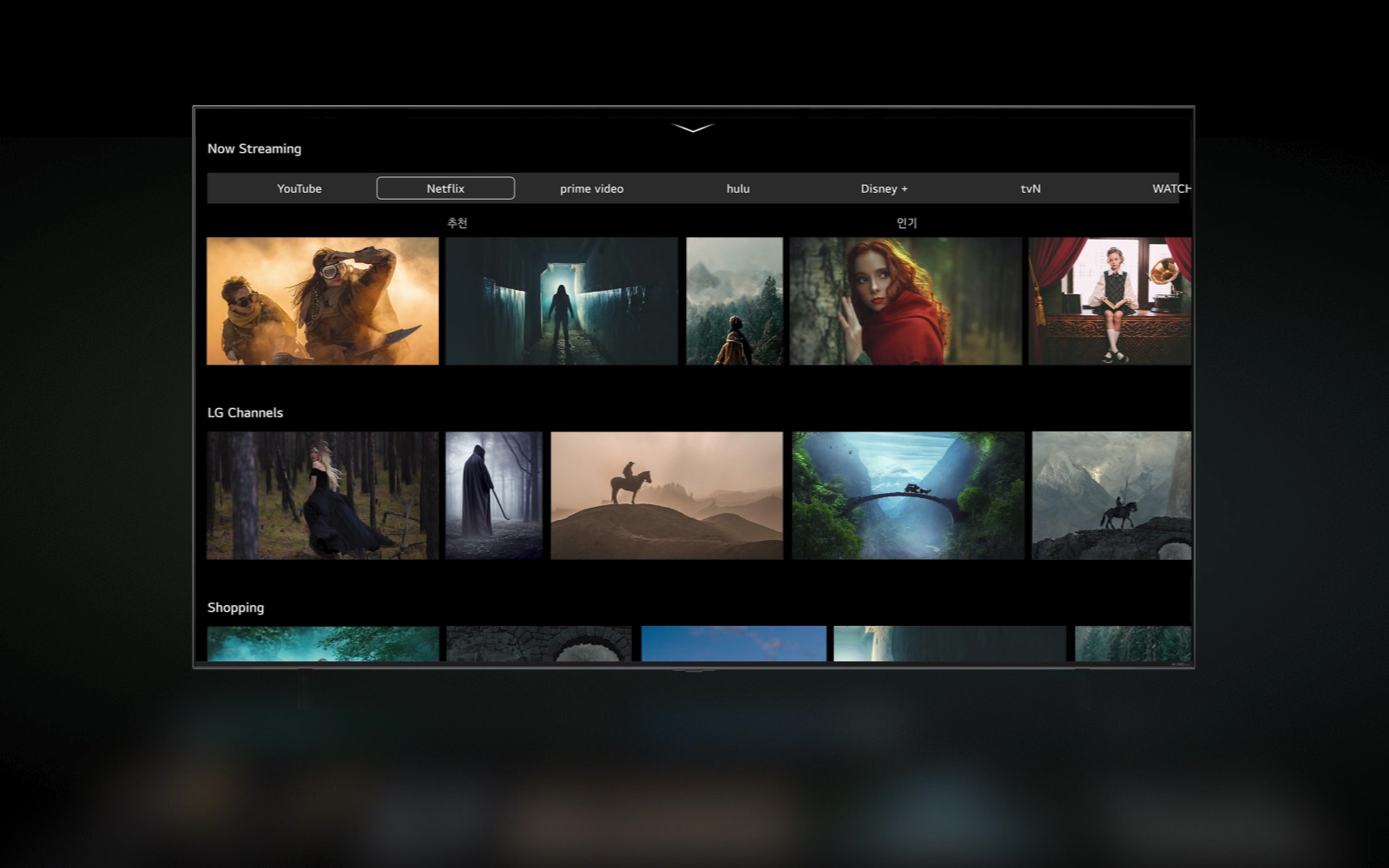 Une vidéo est diffusée. On y voit un voyageur de l'espace qui semble rencontrer un extraterrestre. D’un coup, la vidéo réalise un zoom arrière et révèle le «&nbsp;Tout nouvel écran d’accueil&nbsp;». Le contenu affiché déroule du haut vers le bas pour montrer toutes les fonctionnalités du «&nbsp;Tout nouvel écran d’accueil&nbsp;».