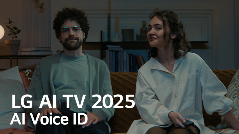 On voit le titre, LG AI TV 2025, Al Voice ID. Un homme et une femme, tenant une télécommande de TV, sont assis sur un canapé.