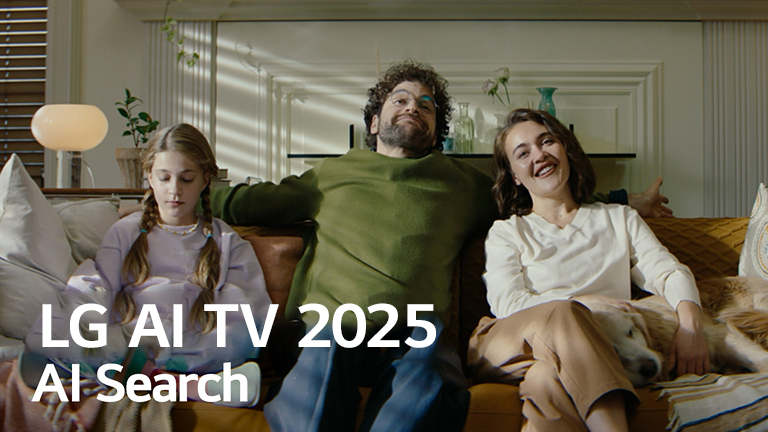 On voit le titre, LG AI TV 2025, Al Search. Une famille de trois personnes est assise sur le canapé de son salon.