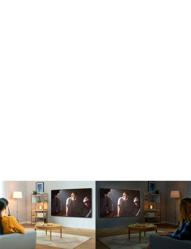 Deux femmes regardent la même scène sur un téléviseur dans des salons comparés avec différentes conditions de luminosité