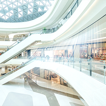Image d’un atrium dans un centre commercial avec la climatisation en marche.