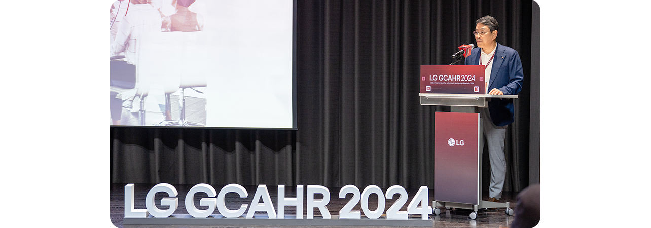 Un présentateur du consortium LG GCAHR 2024 présentant des recherches avancées sur les pompes à chaleur et des innovations en HVAC pour des solutions énergétiques durables.