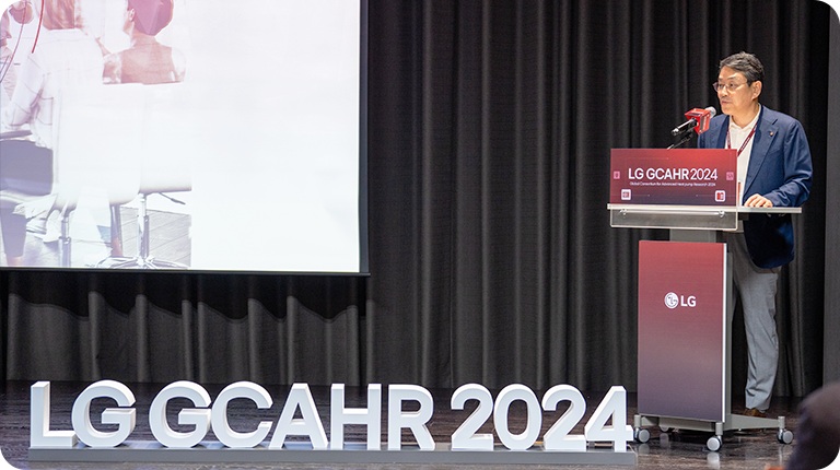 Un présentateur du consortium LG GCAHR 2024 présentant des recherches avancées sur les pompes à chaleur et des innovations en HVAC pour des solutions énergétiques durables.