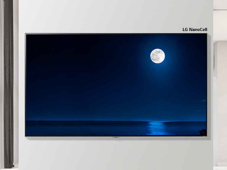 Une image déroulante d’un téléviseur fixé au mur montre une scène sombre de la pleine lune se reflétant dans l’eau. La scène alterne entre un téléviseur de taille normale et grand écran de téléviseur NanoCell de LG.