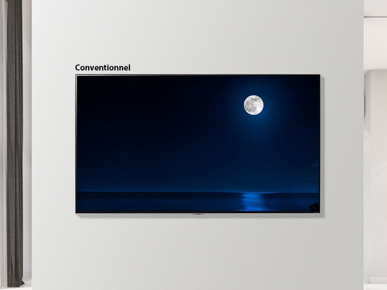 Une image déroulante d’un téléviseur fixé au mur montre une scène sombre de la pleine lune se reflétant dans l’eau. La scène alterne entre un téléviseur de taille normale et grand écran de téléviseur NanoCell de LG.