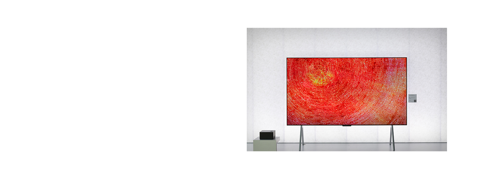 LG TV posée côte à côte avec un boîtier Zero Connect.