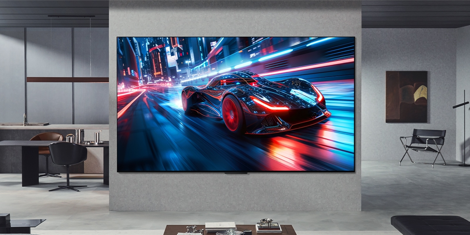 Salon avec une LG TV ultra large fixée au mur. À l’écran, on voit un jeu de course. En raison de la taille de l’écran, le contenu semble beaucoup plus immersif.