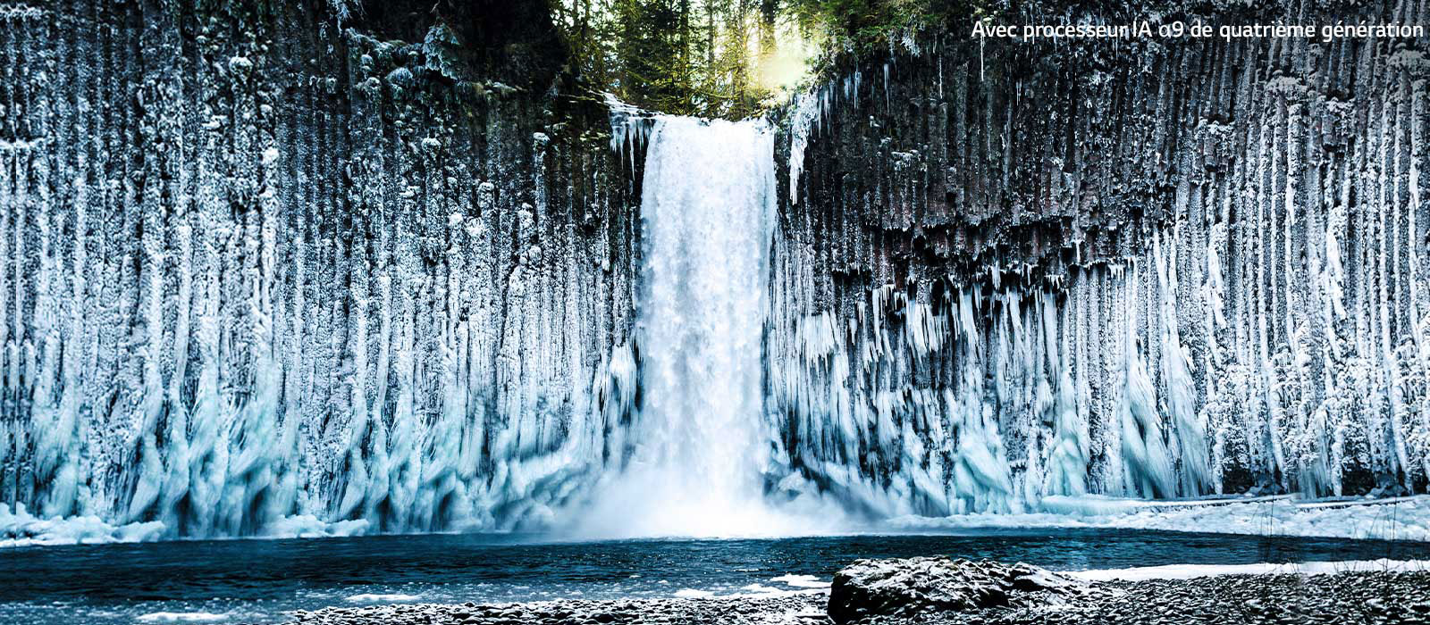 Comparaison avec curseur de la qualité d’image d’une chute d’eau gelée dans une forêt.