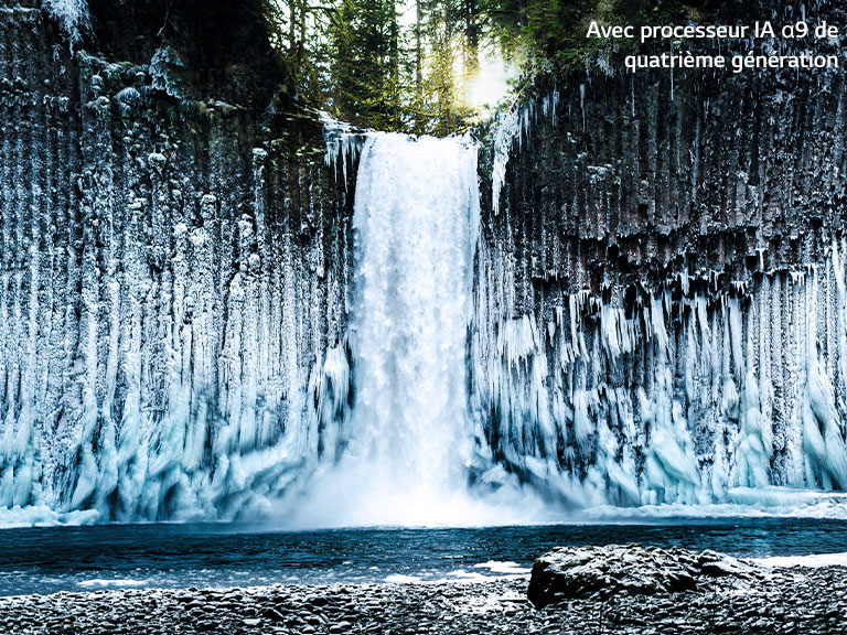 Comparaison avec curseur de la qualité d’image d’une chute d’eau gelée dans une forêt.