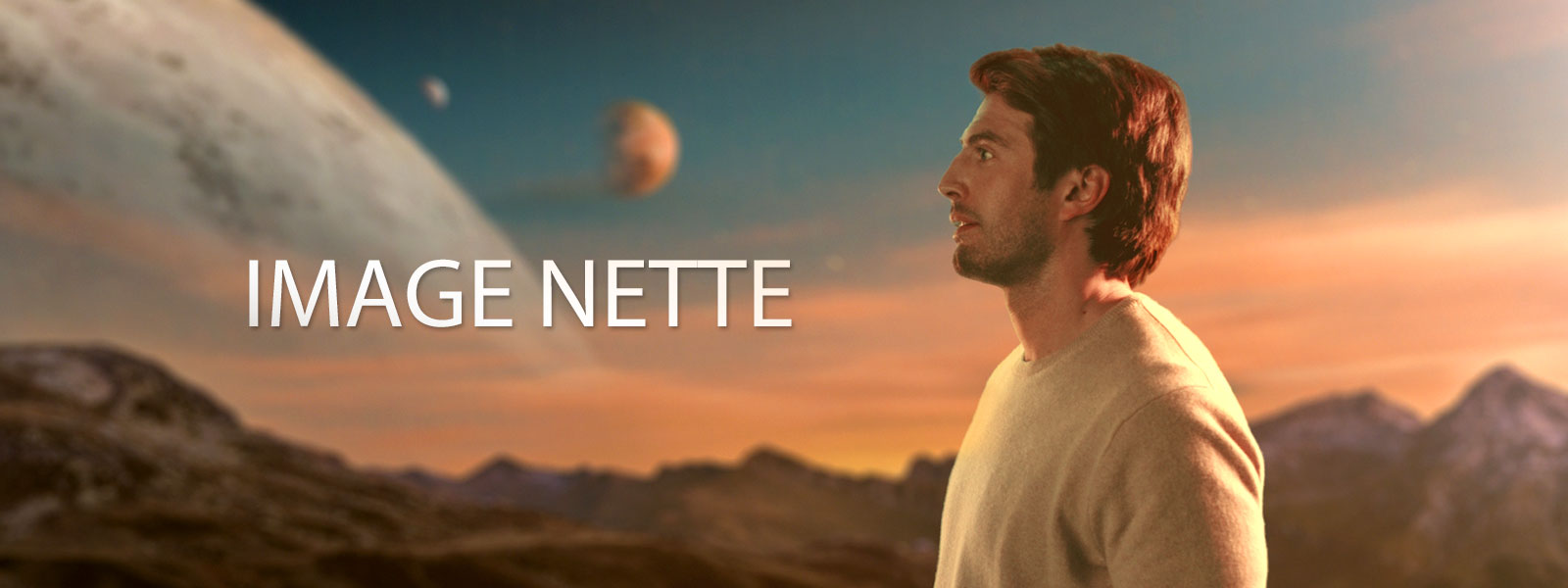 Un homme debout sur une planète regarde dans une direction. Puis, le texte « IMAGE NETTE » apparaît sur l’image.
